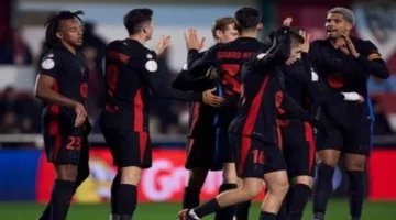 تشكيلة عالمية مثالية.. ريال مدريد وبرشلونة يقودان النجوم في 2025